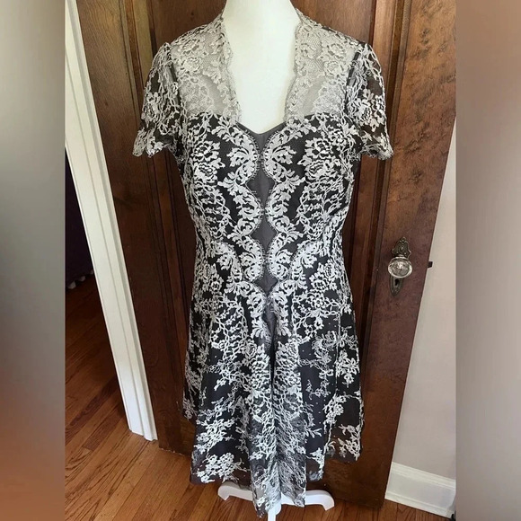Carolina Herrera Black and Silver Lace Silk Dress Women Size 8 - Picture 1 of 12